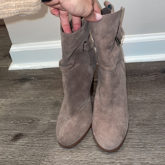 Dolce Vita Macy Boot - Taupe Suede Heeled Booties Size 8 - Picture 3 of 6